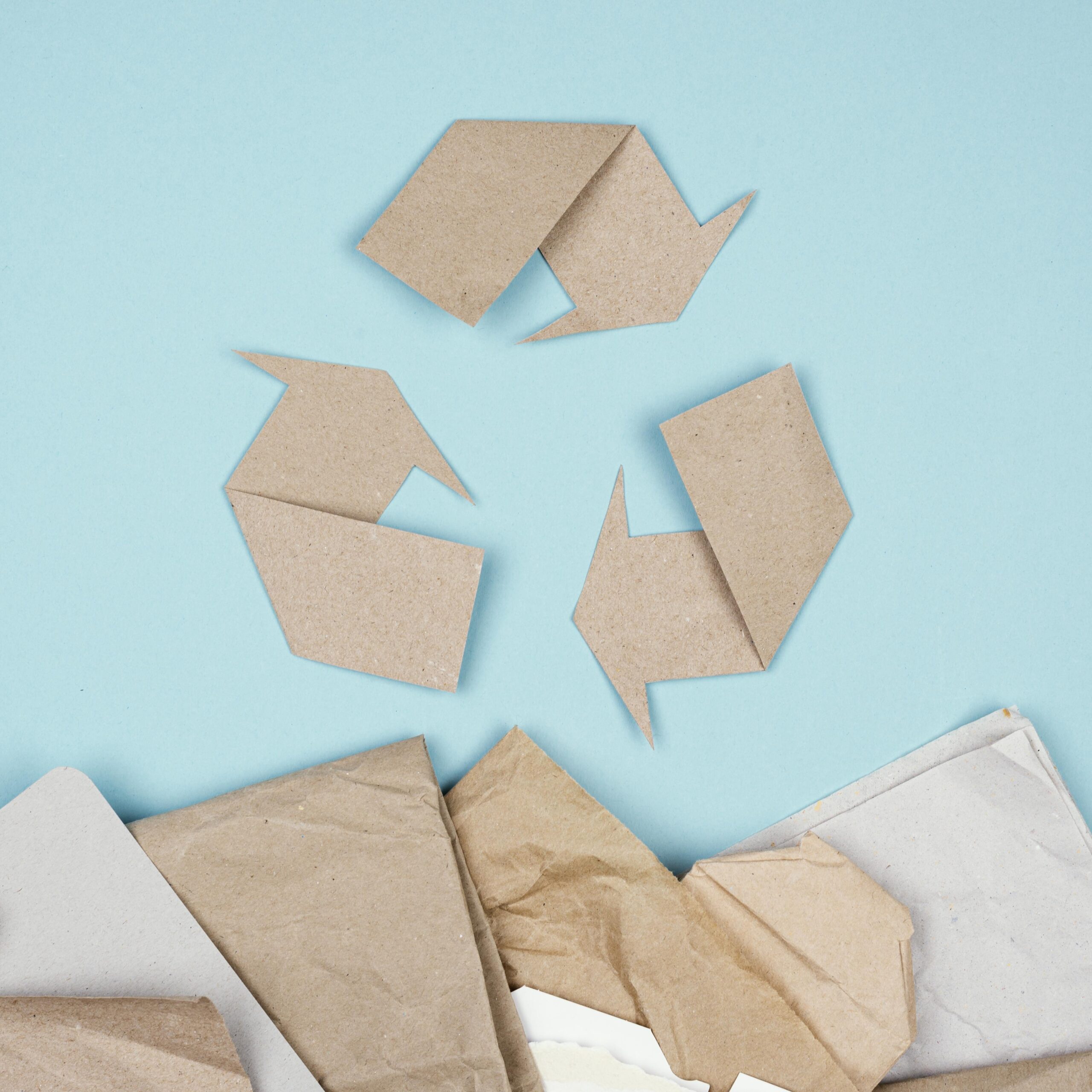 Imagem com símbolo de sustentabilidade feito com papel sustentavel. Materiais reciclados e ecológicos em gráficas